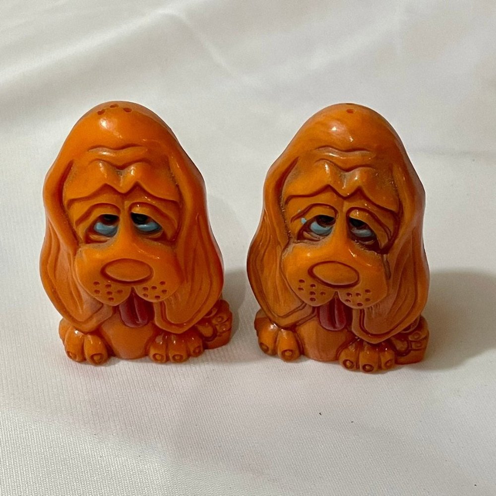 Vintage mid-century Orange plastic Hong Kong Basset hound sad long face shakers